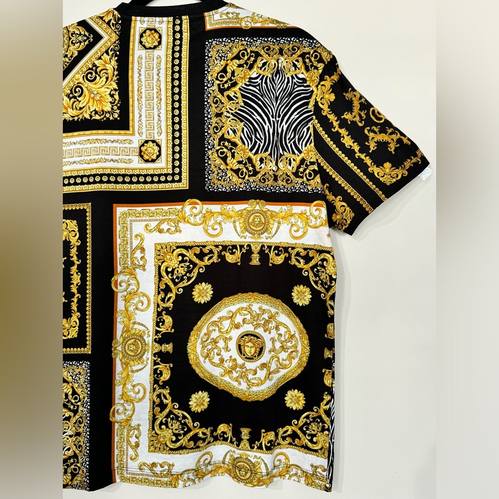 Authentic! Gianni Versace Medusa print T-shirt size L slim fit like new! - Picture 11 of 16